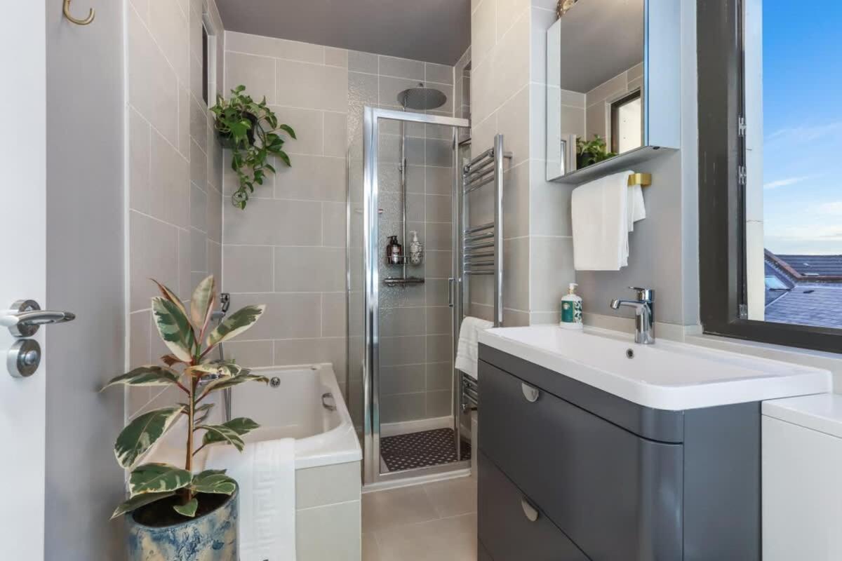 Modern Double Bedroom In City Apartment Room 1 Londen Buitenkant foto