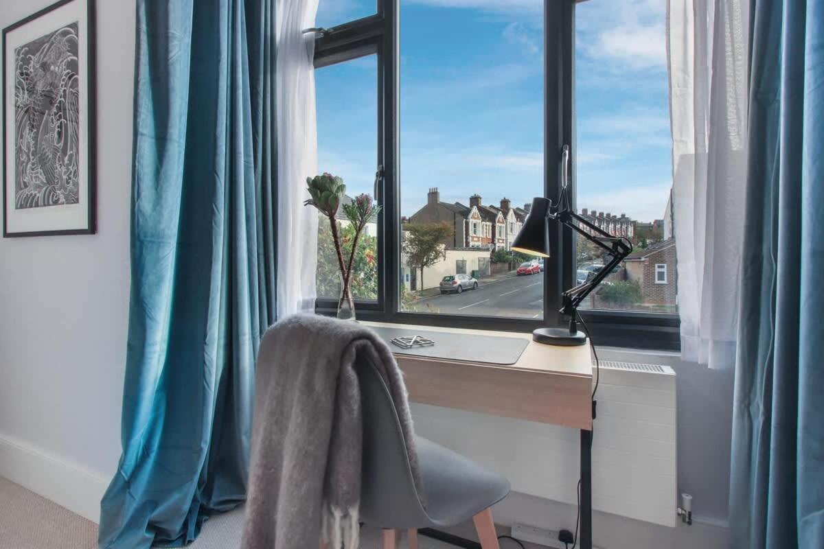 Modern Double Bedroom In City Apartment Room 1 Londen Buitenkant foto